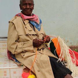 Mama Mutheo 88 år og vever fortsatt