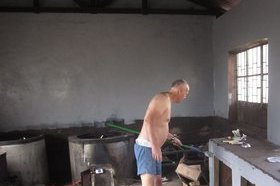 Oddvar maler kjøkkenet på Katulani
